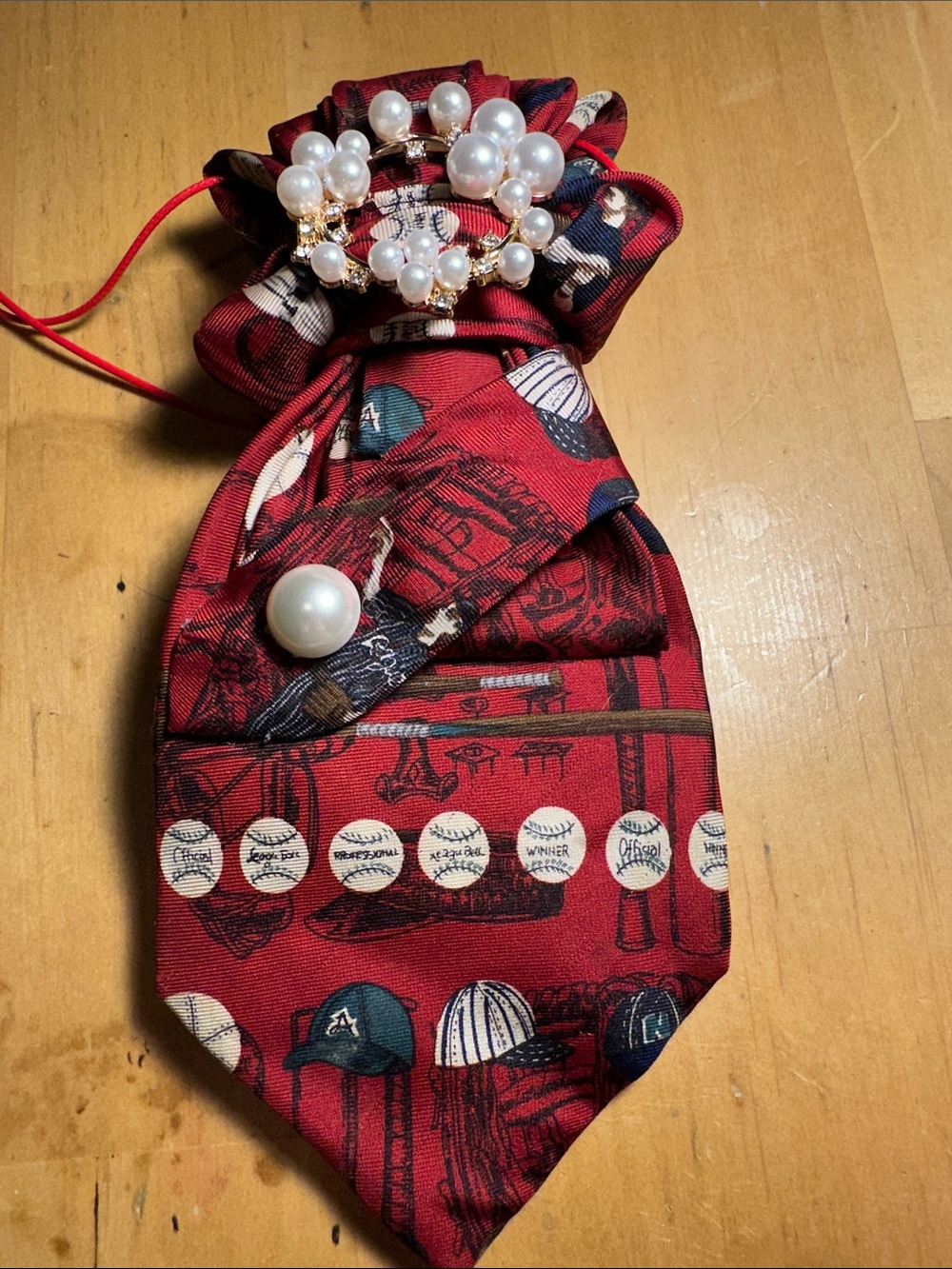 Roundtree & Yorke Red Baseball Patterned Necklace Tie with Pearl Brooch